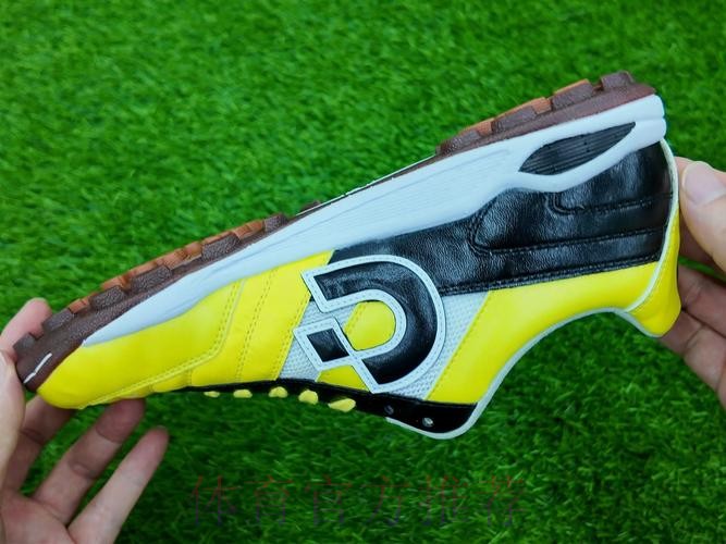 这样FUN的五人制丨 没有钉的足球鞋